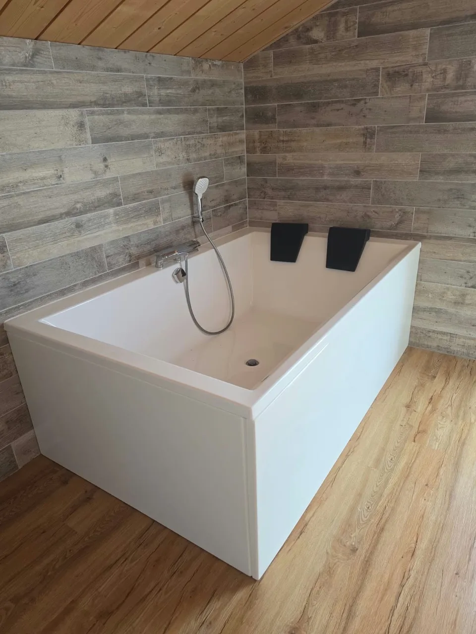 La baignoire deux places, à l'étage