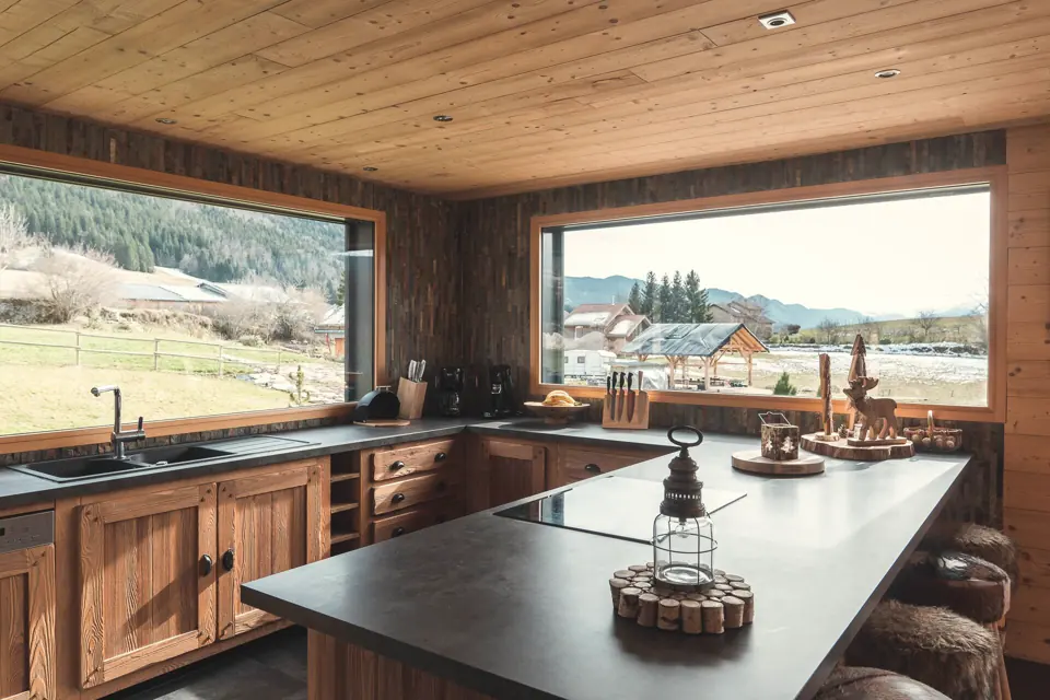 La cocina y sus ventanas a la montaña