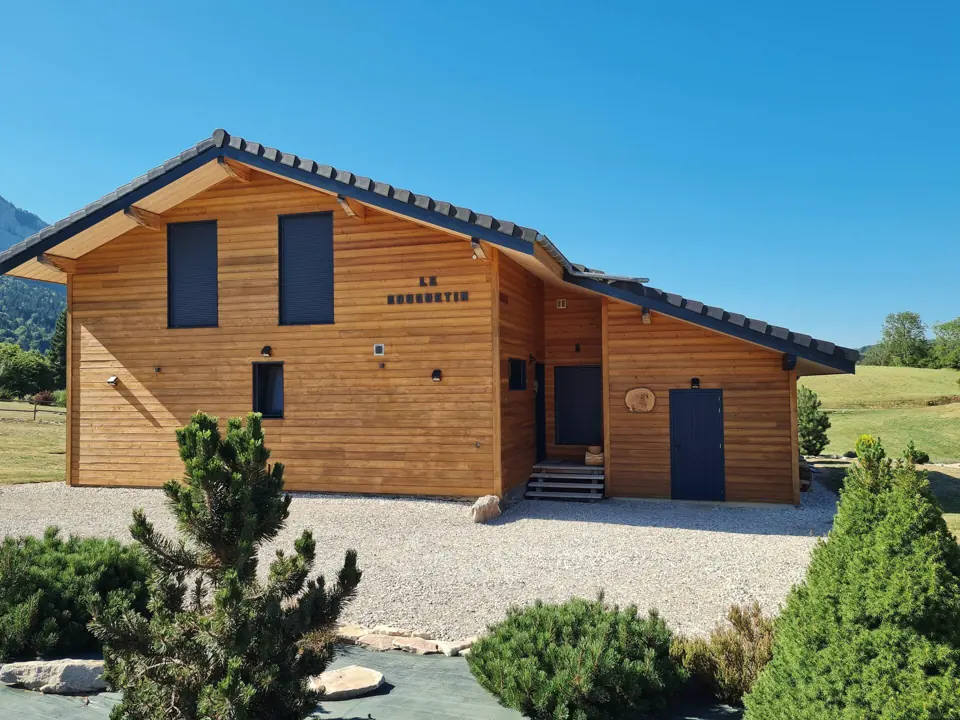 The front of the chalet and its name in wooden letters