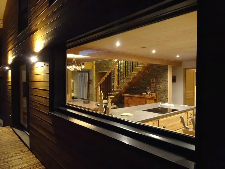 La cocina iluminada, vista desde la terraza de noche