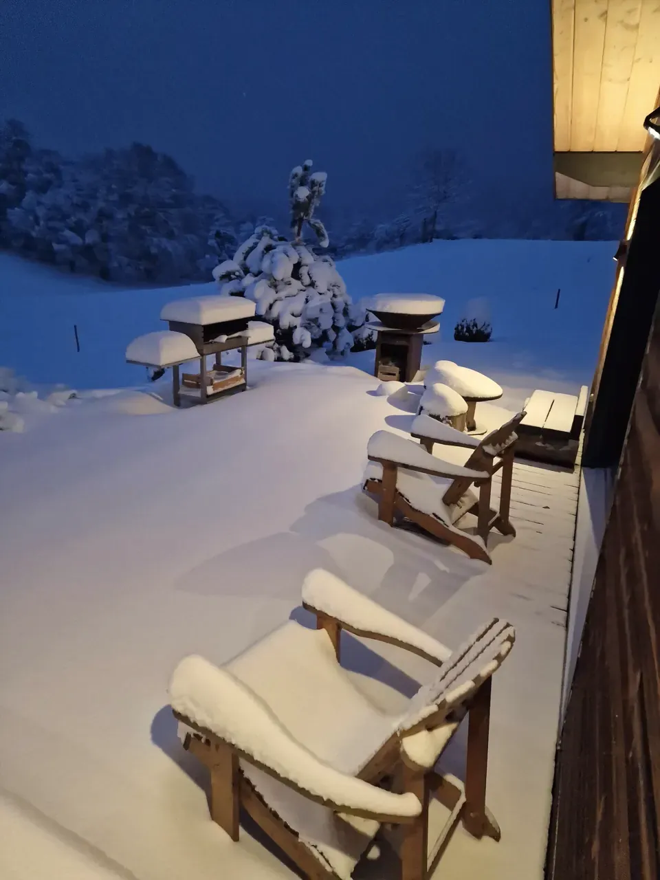 La terrazza dello chalet d'inverno