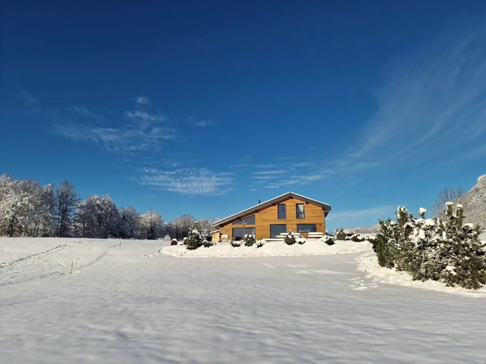 La neige sous le ciel bleu