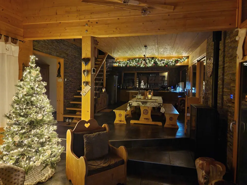 L'albero di Natale acceso nella zona giorno