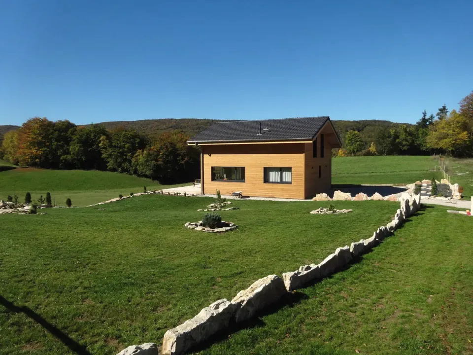 La prairie devant le chalet
