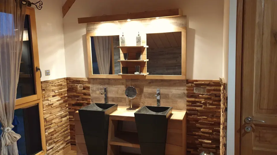 El cuarto de baño de arriba y sus dos lavabos